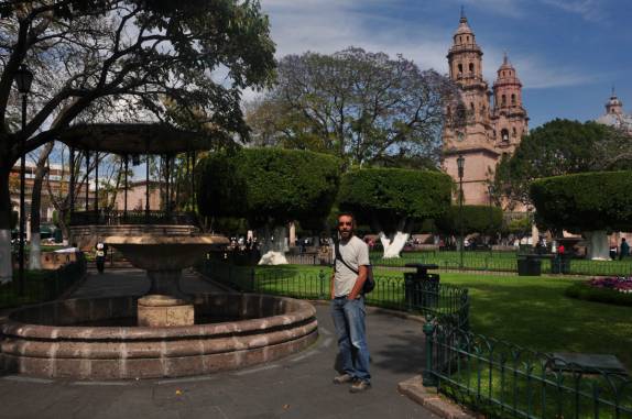 Caminhando na praça da Catedral de Morelia, no México